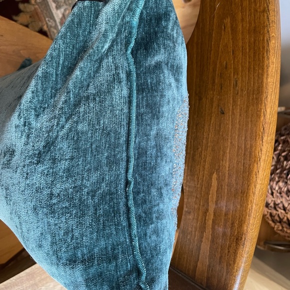 ๐Beautiful quality turquoise velvety feel lumbar pillow with sparkly skulls NWT - Picture 13 of 16